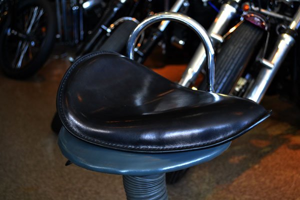 画像4: ハーレムチョッパーシート（本皮黒仕上げ） (4)