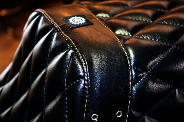 従来のM8用ダブルシートと同じく中央部分のみゴールドステッチ仕様